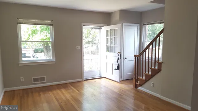 $2,950 | 905 Little Street, Alexandria, VA 22301