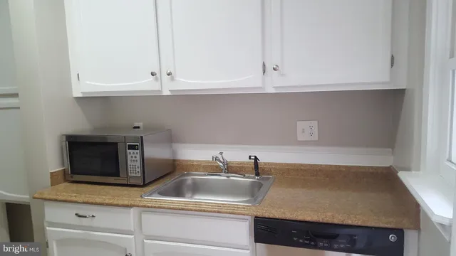 $2,950 | 905 Little Street, Alexandria, VA 22301