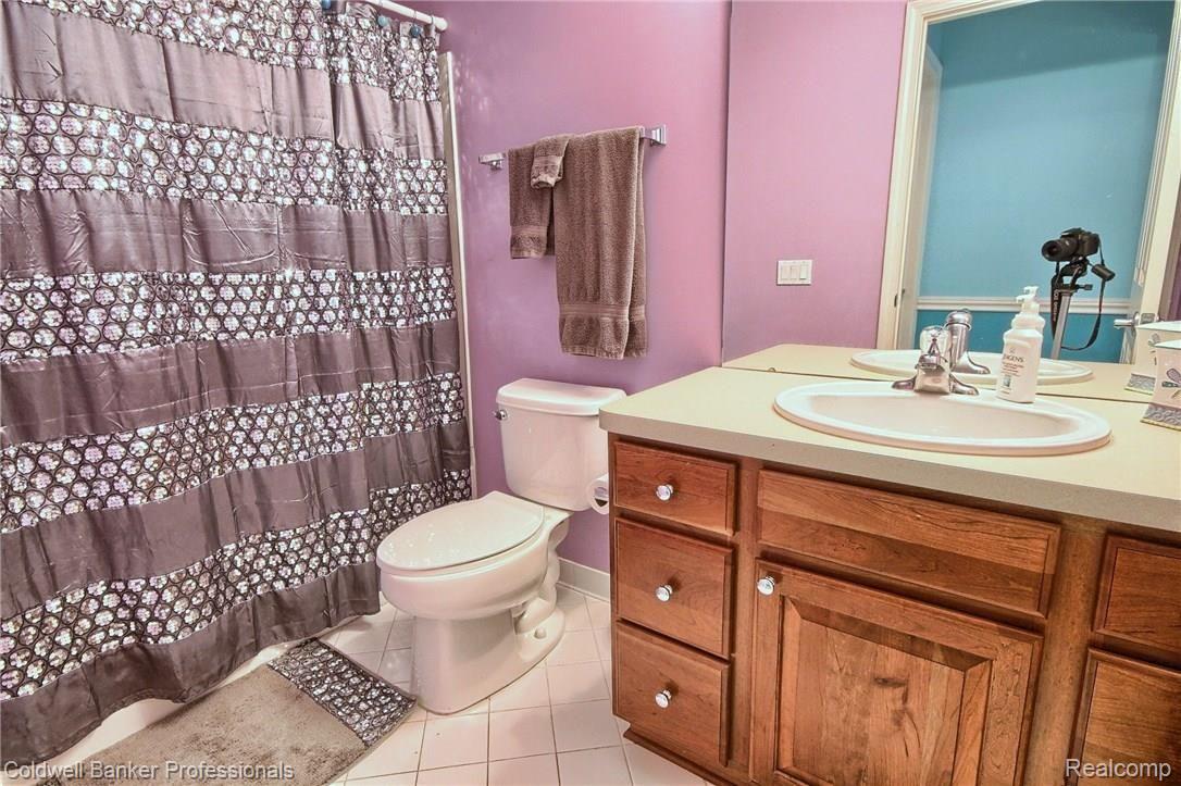 1640 Lasalle Road Canton, MI 48187 - Photo 30 of 40 28_4th_Bedroom_Bathroom.jpg