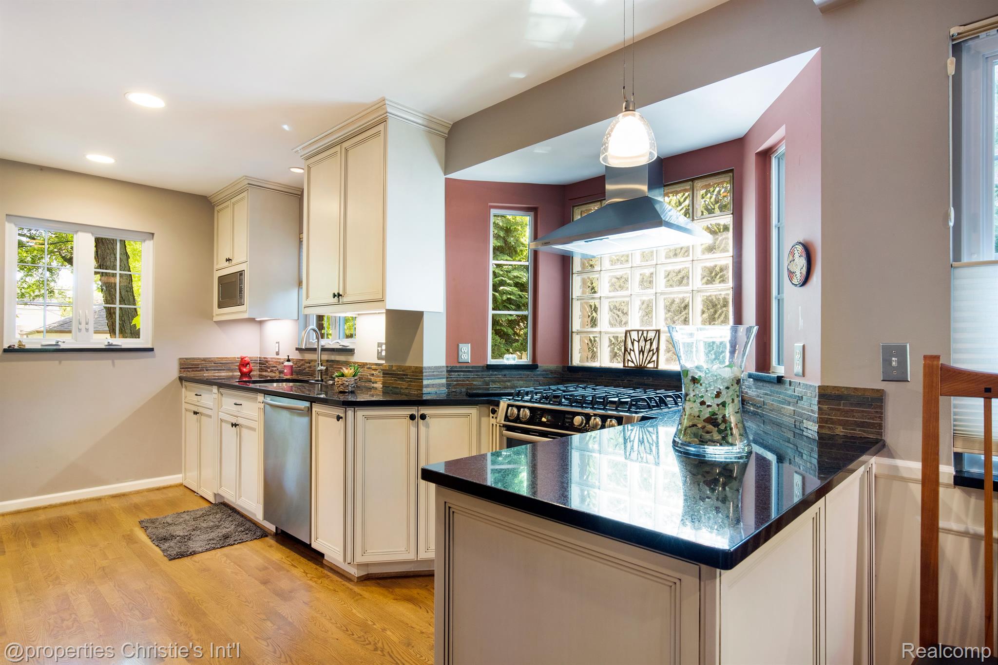 1047 Roslyn Road Grosse Pointe, MI 48236 - Photo 8 of 32 Gallery Image 8