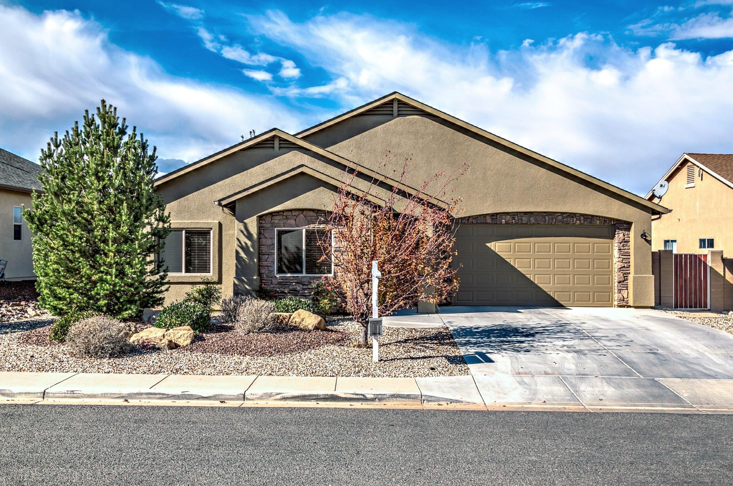 4728 Edgemont Road Prescott Valley, AZ 86314 - Photo 2 of 17 a front view of a house with garden