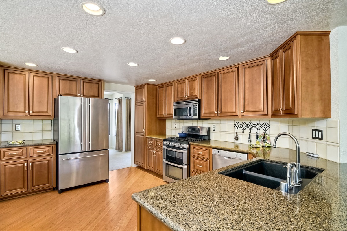 1501 Del Mar Road Oceanside, CA 92057 - Photo 6 of 25 Beautiful Silestone Counters & Stainless Steel Appliances