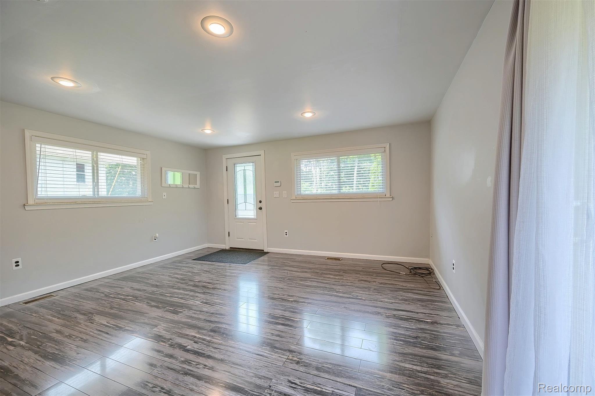 1712 Rochester Road Leonard, MI 48367 - Photo 5 of 29 5-Great-Room.jpg