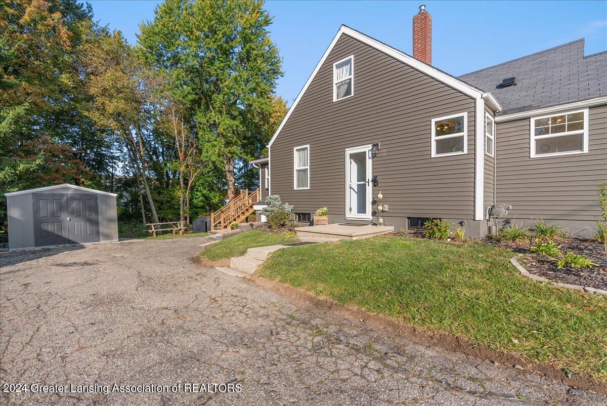 919 Maycroft Road Lansing, MI 48917 - Photo 49 of 58 Side Exterior