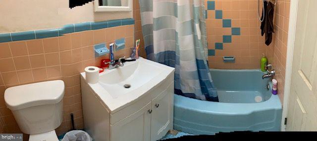 7026 Large Street Philadelphia, PA 19149 - Photo 14 of 15 Hallway Bathroom