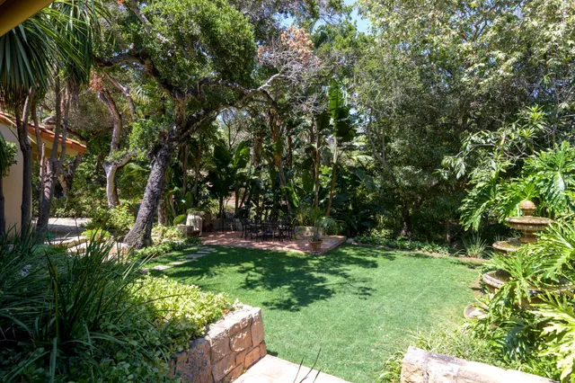 a view of yard with green space