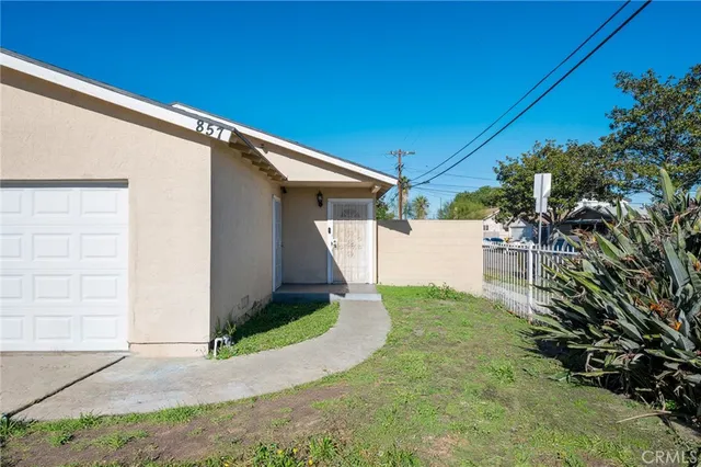 a view of a back yard of the house