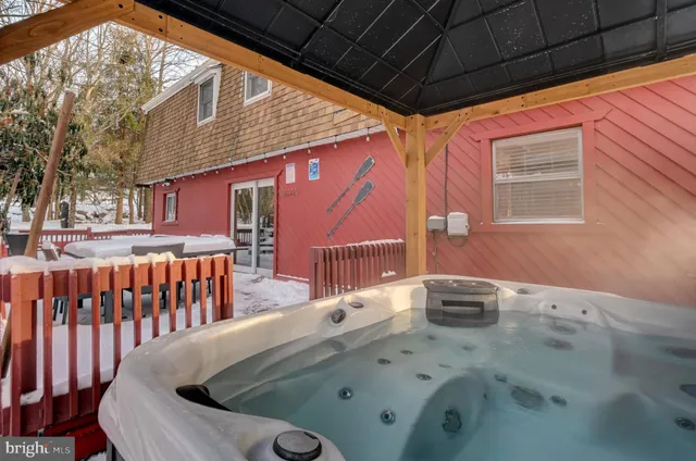 $749,900 | 28 Skye Drive, Lake Harmony, PA 18624