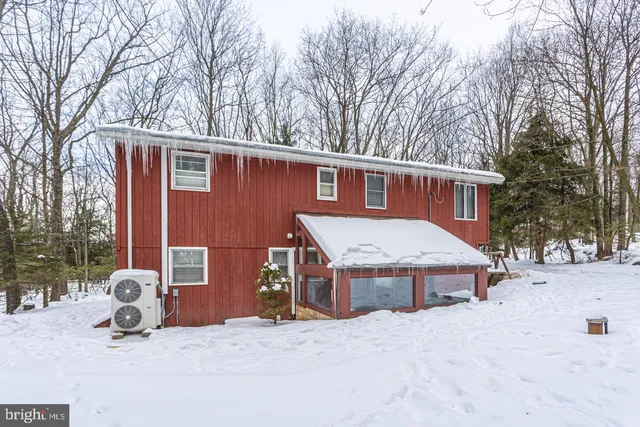 $749,900 | 28 Skye Drive, Lake Harmony, PA 18624