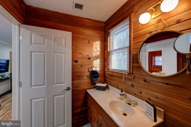 $749,900 | 28 Skye Drive, Lake Harmony, PA 18624