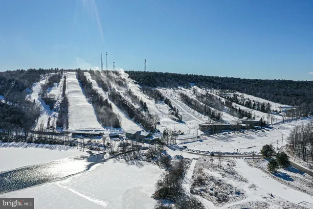 $749,900 | 28 Skye Drive, Lake Harmony, PA 18624