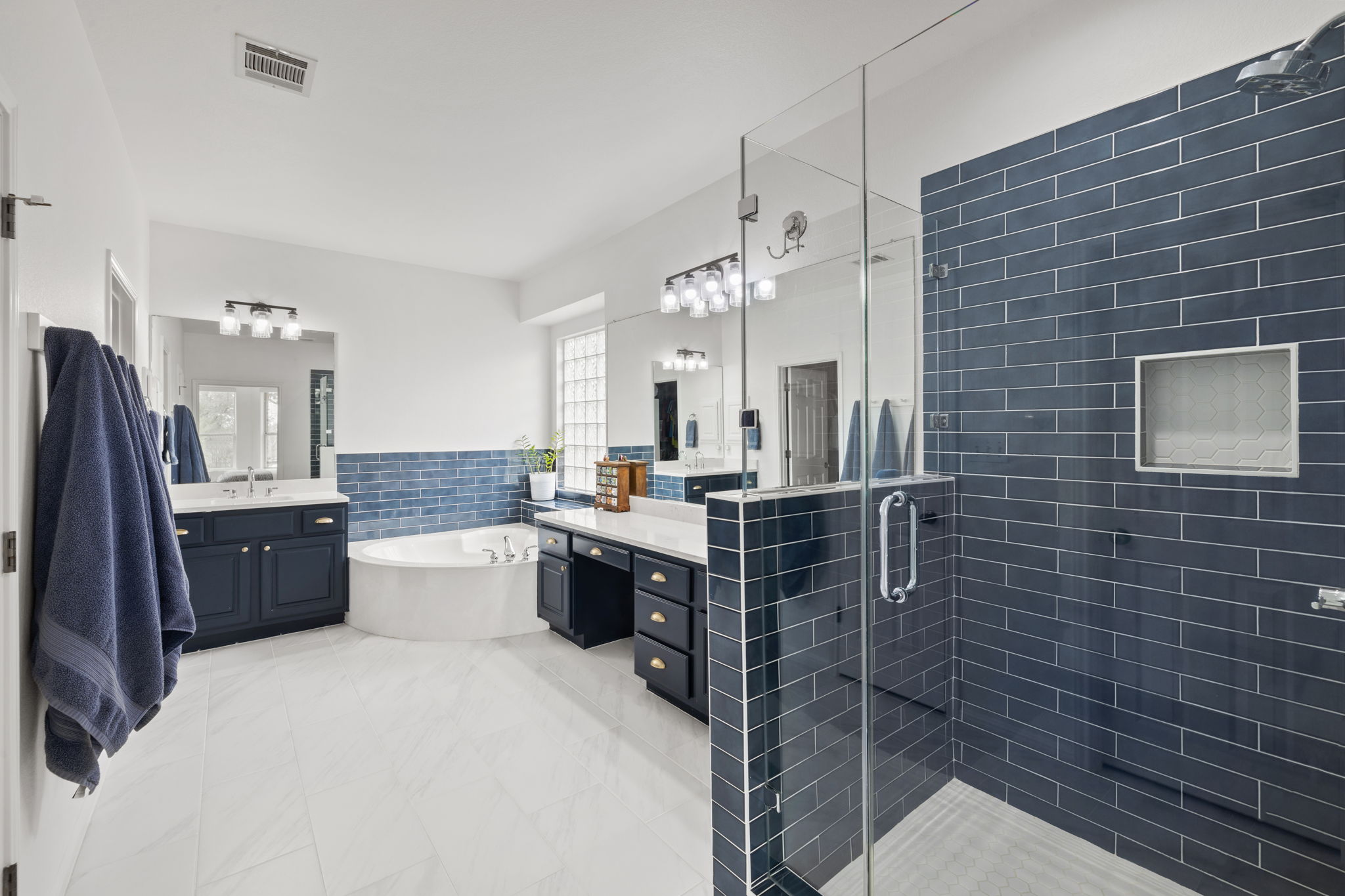 136 Eaton Lane Austin, TX 78737 - Photo 21 of 40 a bathroom with a sink a vanity a mirror and bathtub
