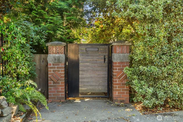 $920,000 | 2423 North 75th Street, Seattle, WA 98103