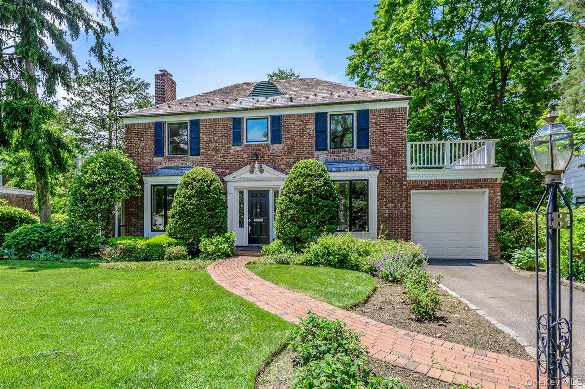 8 Parkside Drive Great Neck, NY 11021 - Photo 3 of 32