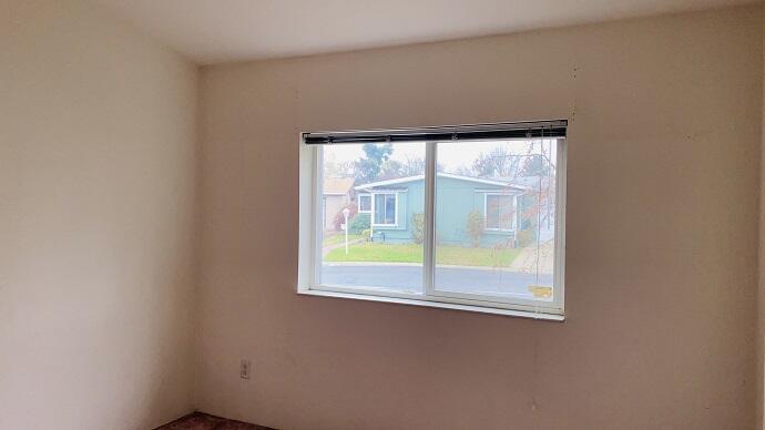 555 Freeman Road, Unit 25 Central Point, OR 97502 - Photo 14 of 33 431-415891 BEDROOM 2 WINDOWS