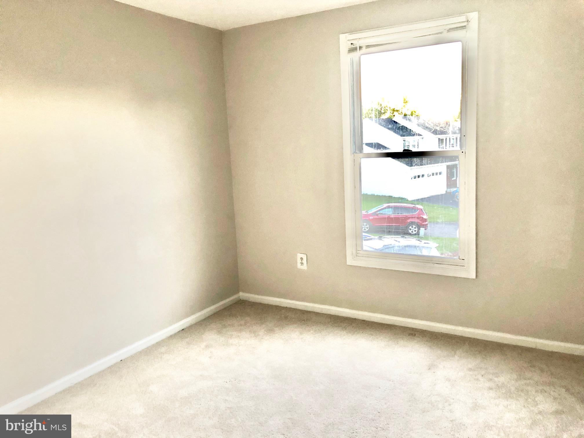 2 Cinnabar Court Gaithersburg, MD 20879 - Photo 33 of 46 an empty room with a painting on the wall