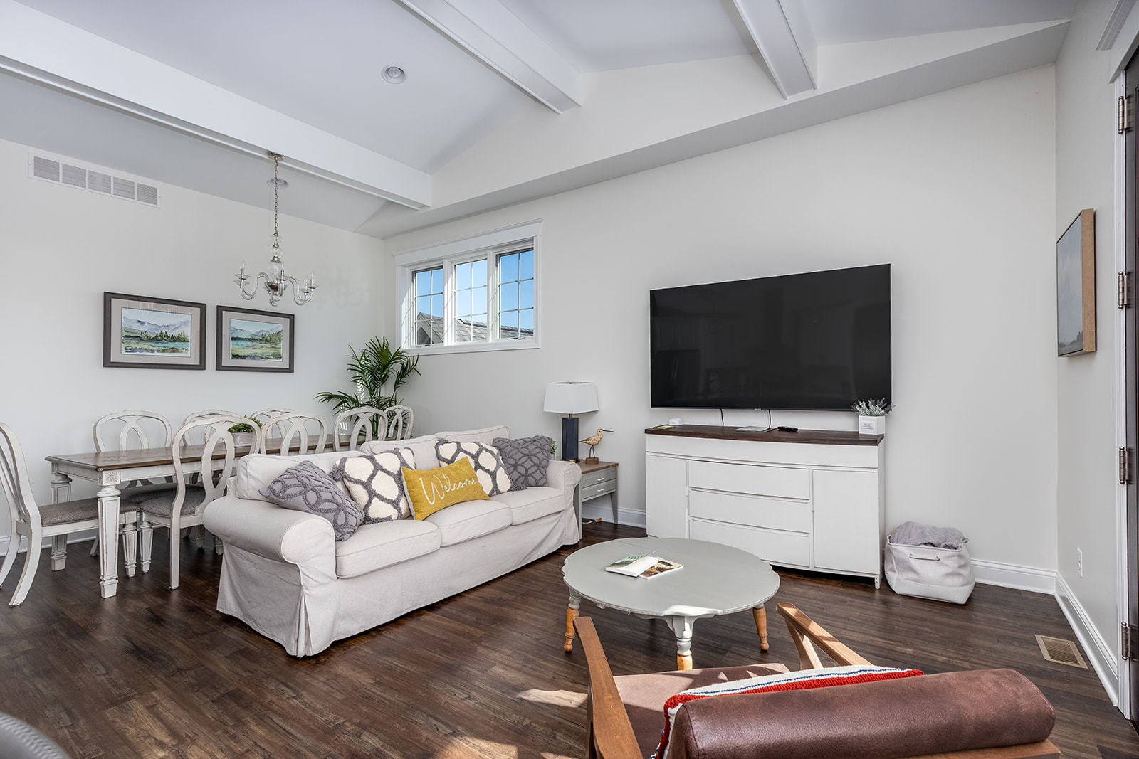 8 Port Place Ottawa, IL 61350 - Photo 12 of 32 a living room with furniture and a flat screen tv
