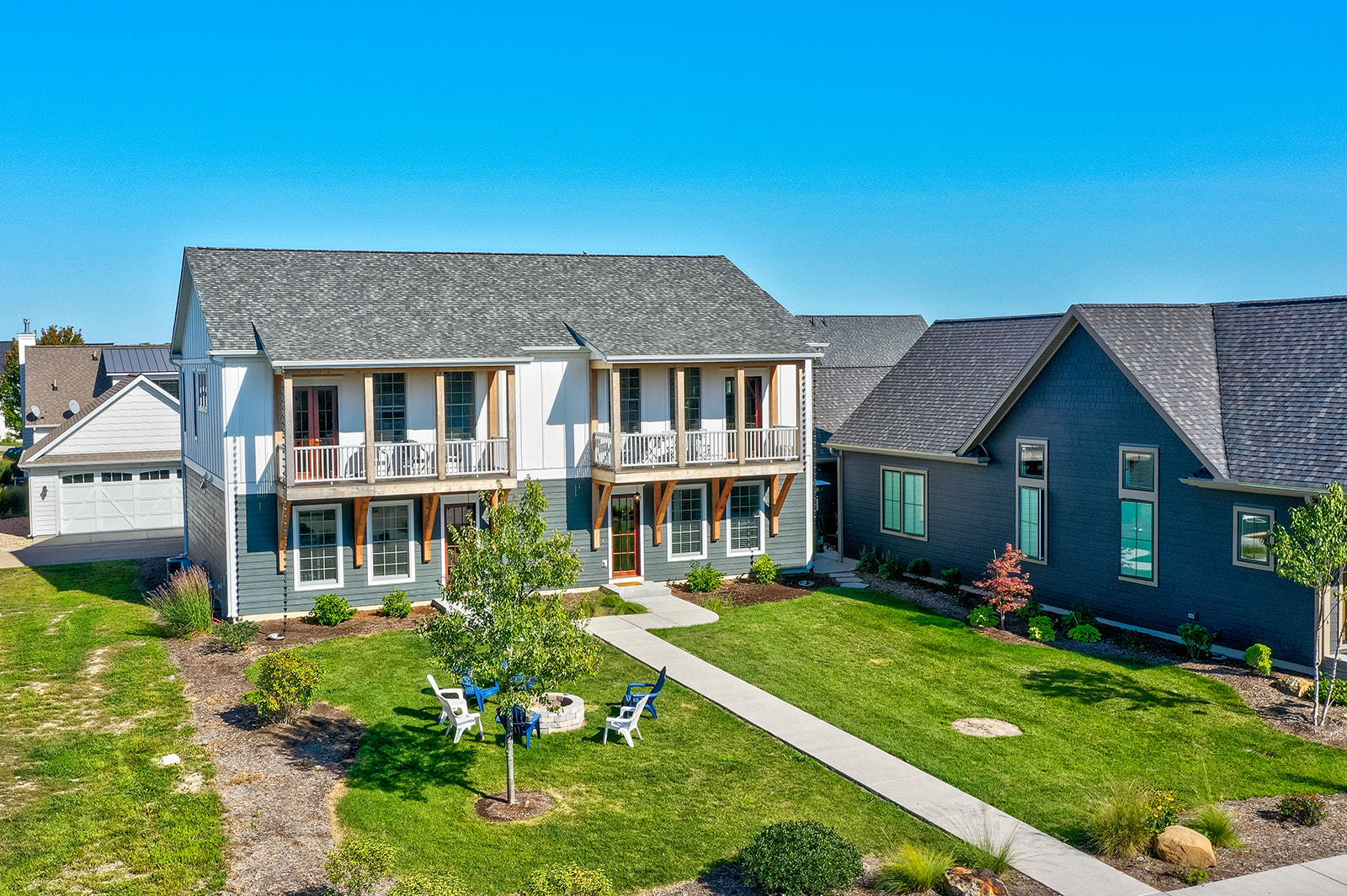 8 Port Place Ottawa, IL 61350 - Photo 3 of 32 a front view of a house with a yard