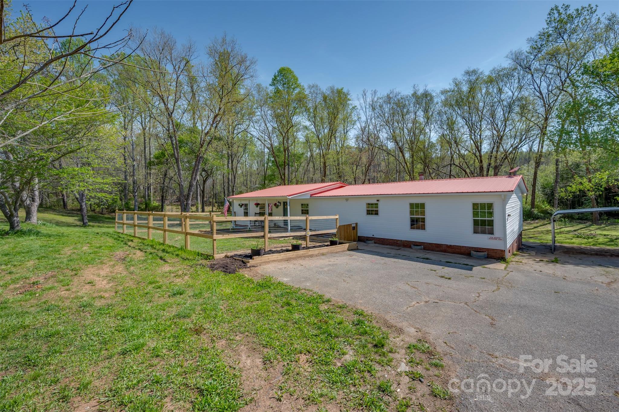 a view of a house with backyard and trees