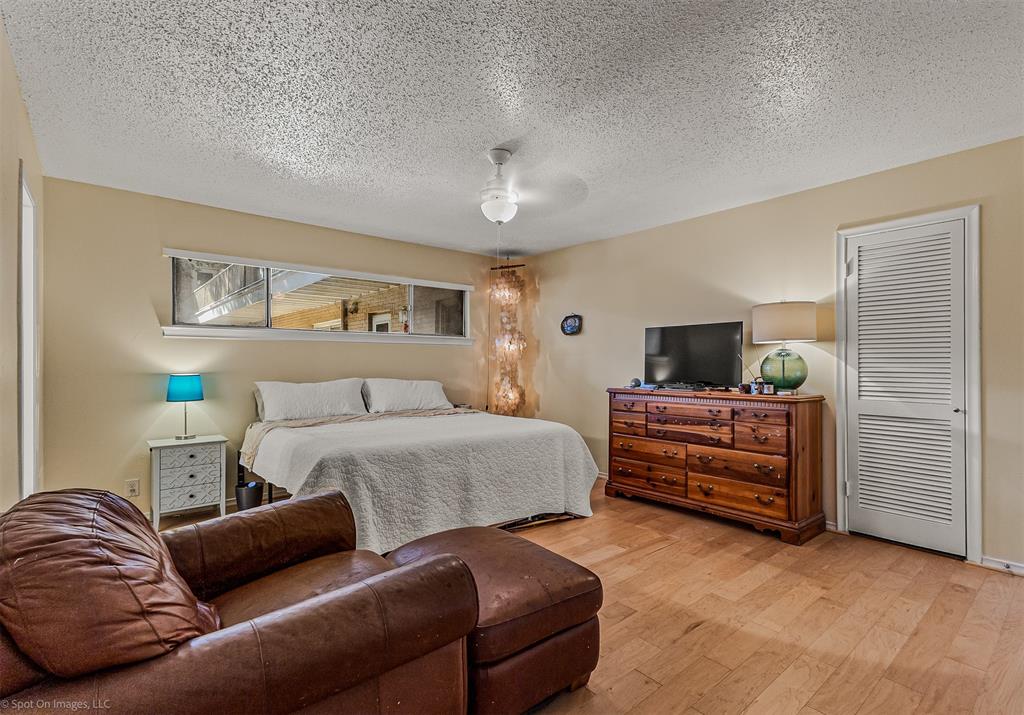 7910 Northaven Road, Unit B Dallas, TX 75230 - Photo 9 of 27 a bedroom with furniture and a couch