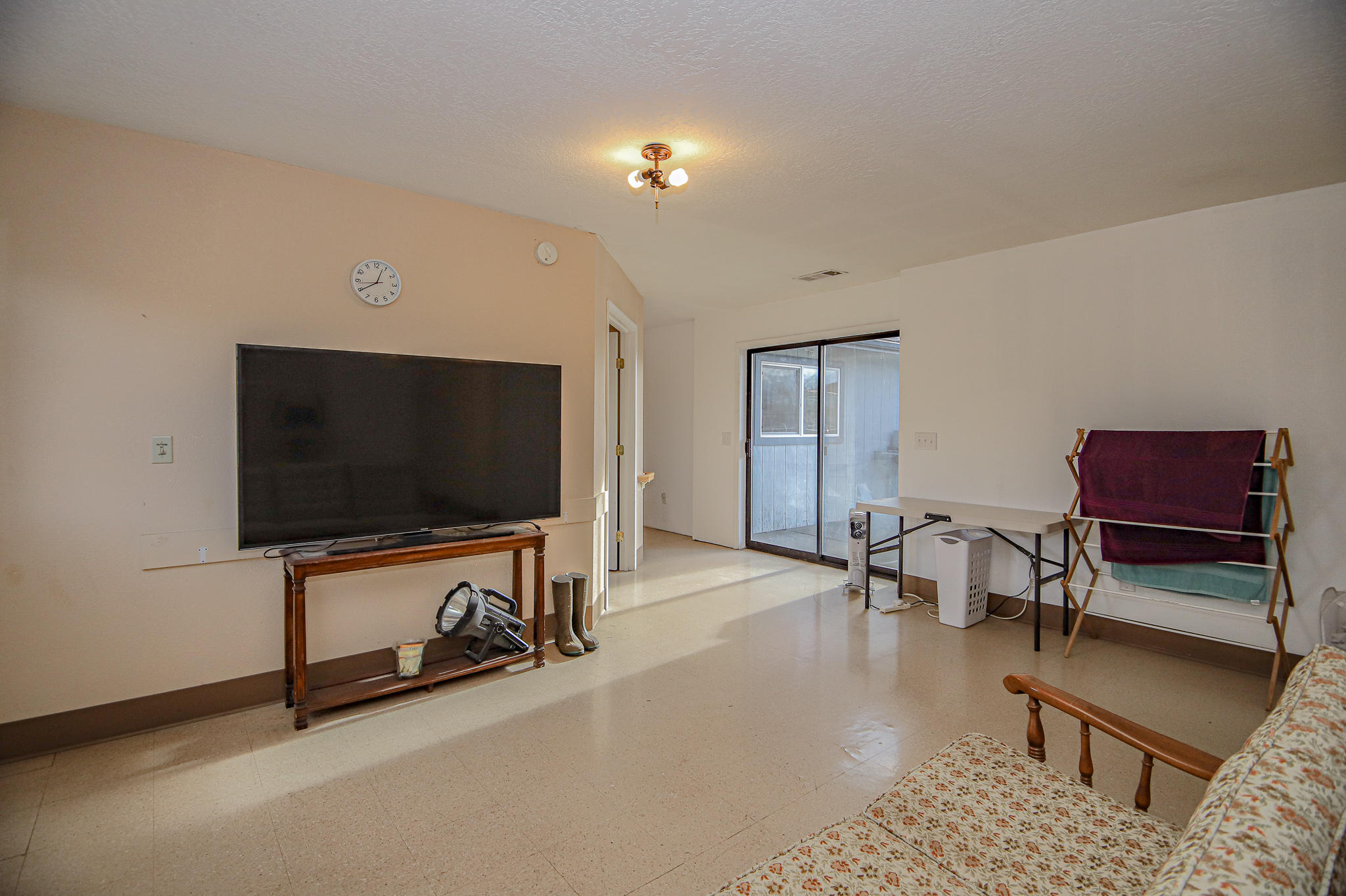 6577 Blackwell Road Central Point, OR 97502 - Photo 18 of 27 a living room with furniture and a flat screen tv