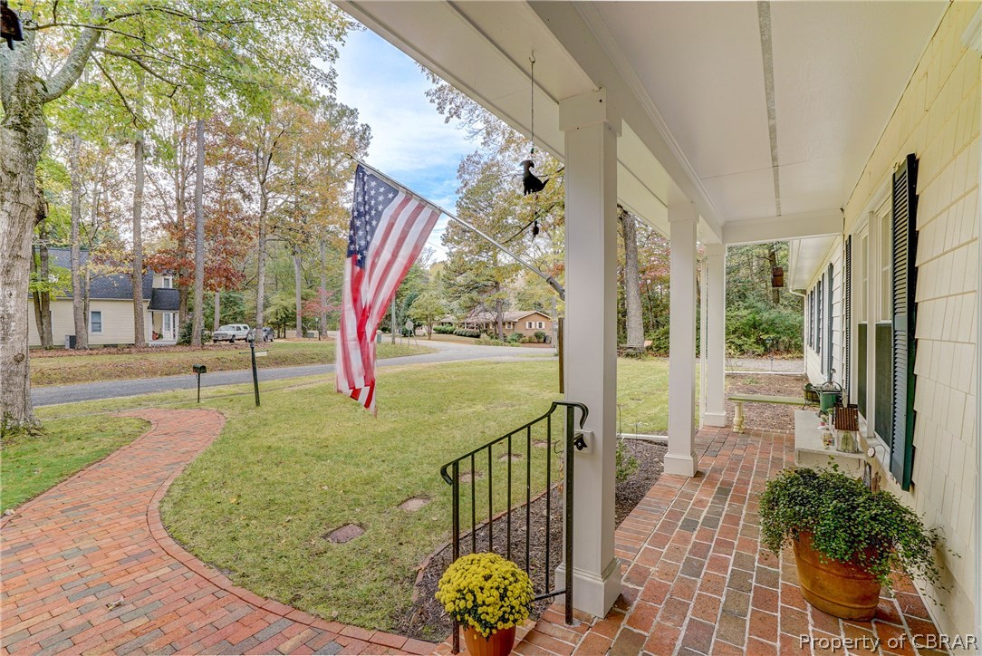 137 Walnut Road Kilmarnock, VA 22482 - Photo 4 of 32 Pretty brick front porch.