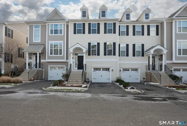 $675,000 | 10 Putnam Lane, Unit 10, Danbury, CT 06810