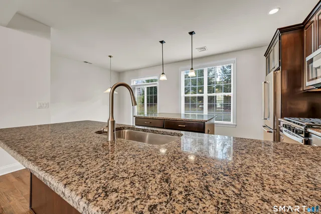 $675,000 | 10 Putnam Lane, Unit 10, Danbury, CT 06810