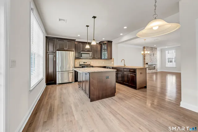 $675,000 | 10 Putnam Lane, Unit 10, Danbury, CT 06810