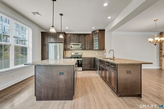 $675,000 | 10 Putnam Lane, Unit 10, Danbury, CT 06810