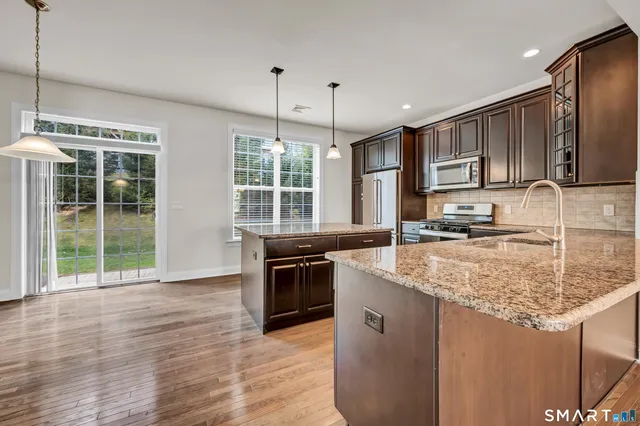 $675,000 | 10 Putnam Lane, Unit 10, Danbury, CT 06810