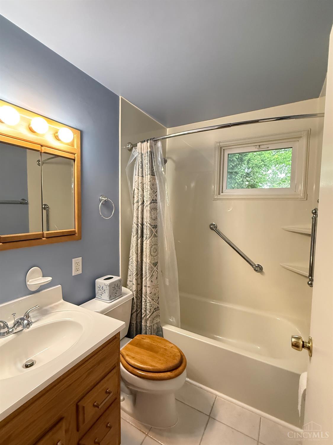 53 Hadley Road Greenhills, OH 45218 - Photo 9 of 28