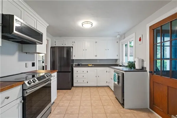$3,400 | 27 Doro Place, East Providence, RI 02916