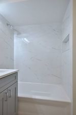 6060 North Ridge Avenue, Unit 1A Chicago, IL 60660 - Photo 18 of 25 a bathroom with a bathtub