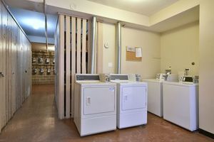 6060 North Ridge Avenue, Unit 1A Chicago, IL 60660 - Photo 21 of 25 a room with dryer and washer