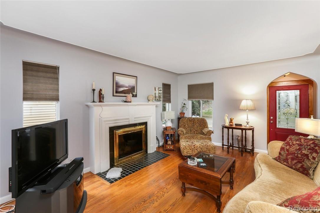 1600 Roslyn Road Grosse Pointe, MI 48236 - Photo 6 of 24 LRfromhall.jpg