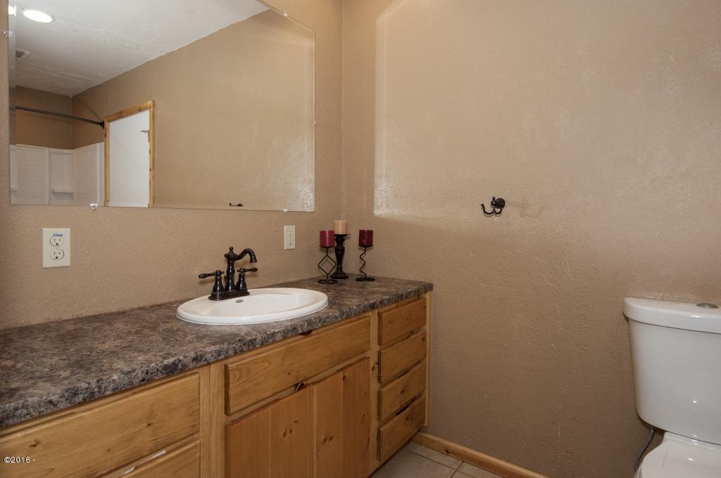 316 Old River Road Northeast Siletz, OR 97380 - Photo 18 of 37 Master Bath - View 3 (1024x680)
