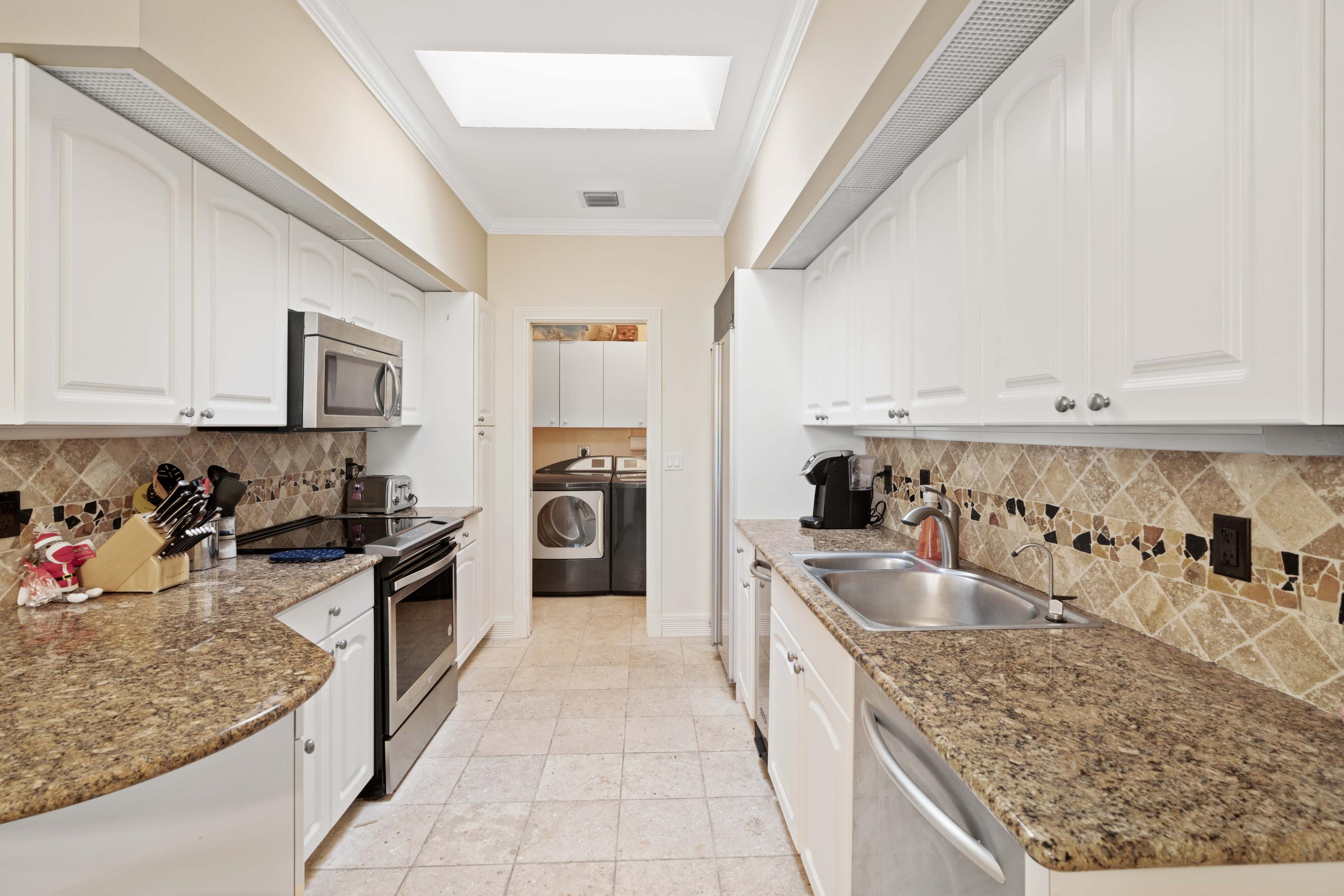 2902 Captains Way Jupiter, FL 33477 - Photo 14 of 31 Kitchen