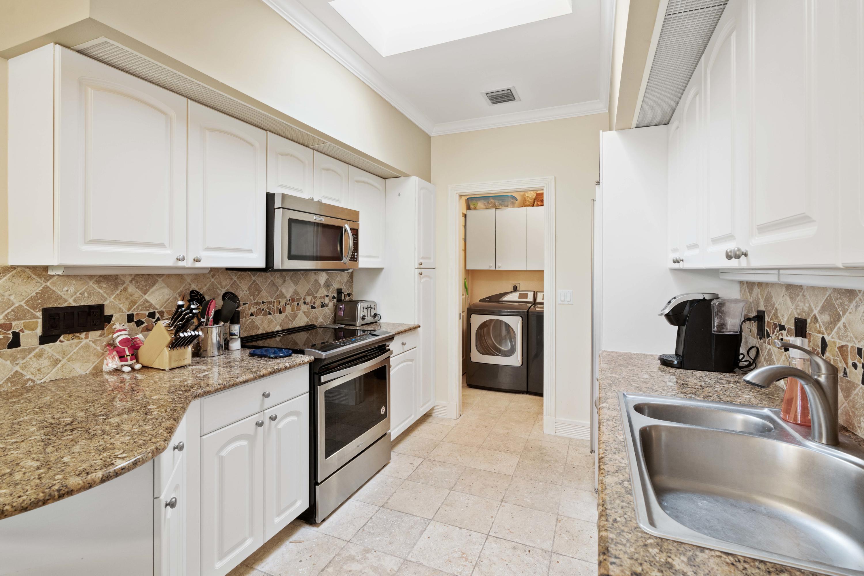 2902 Captains Way Jupiter, FL 33477 - Photo 15 of 31 Kitchen