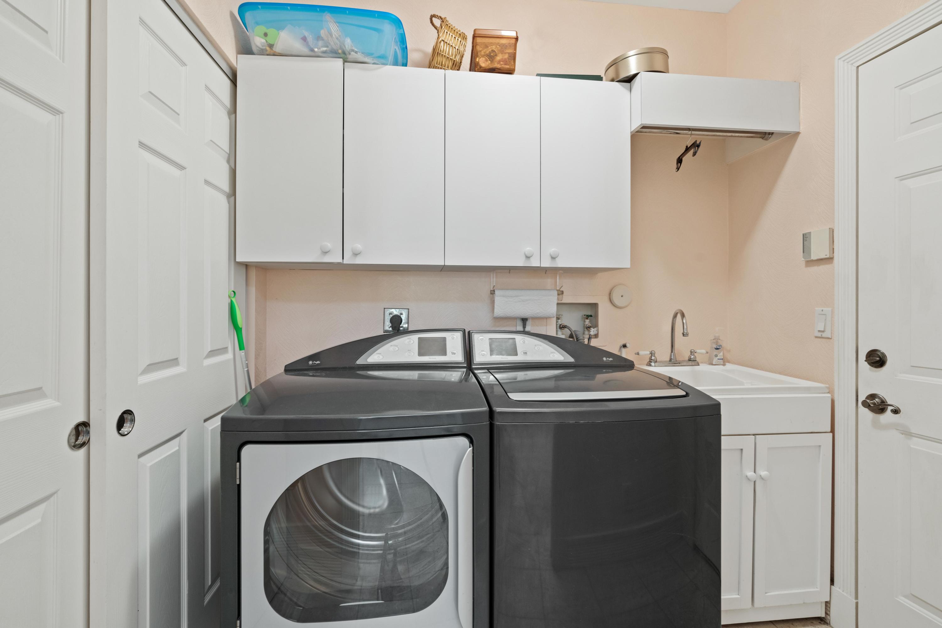2902 Captains Way Jupiter, FL 33477 - Photo 25 of 31 Laundry room