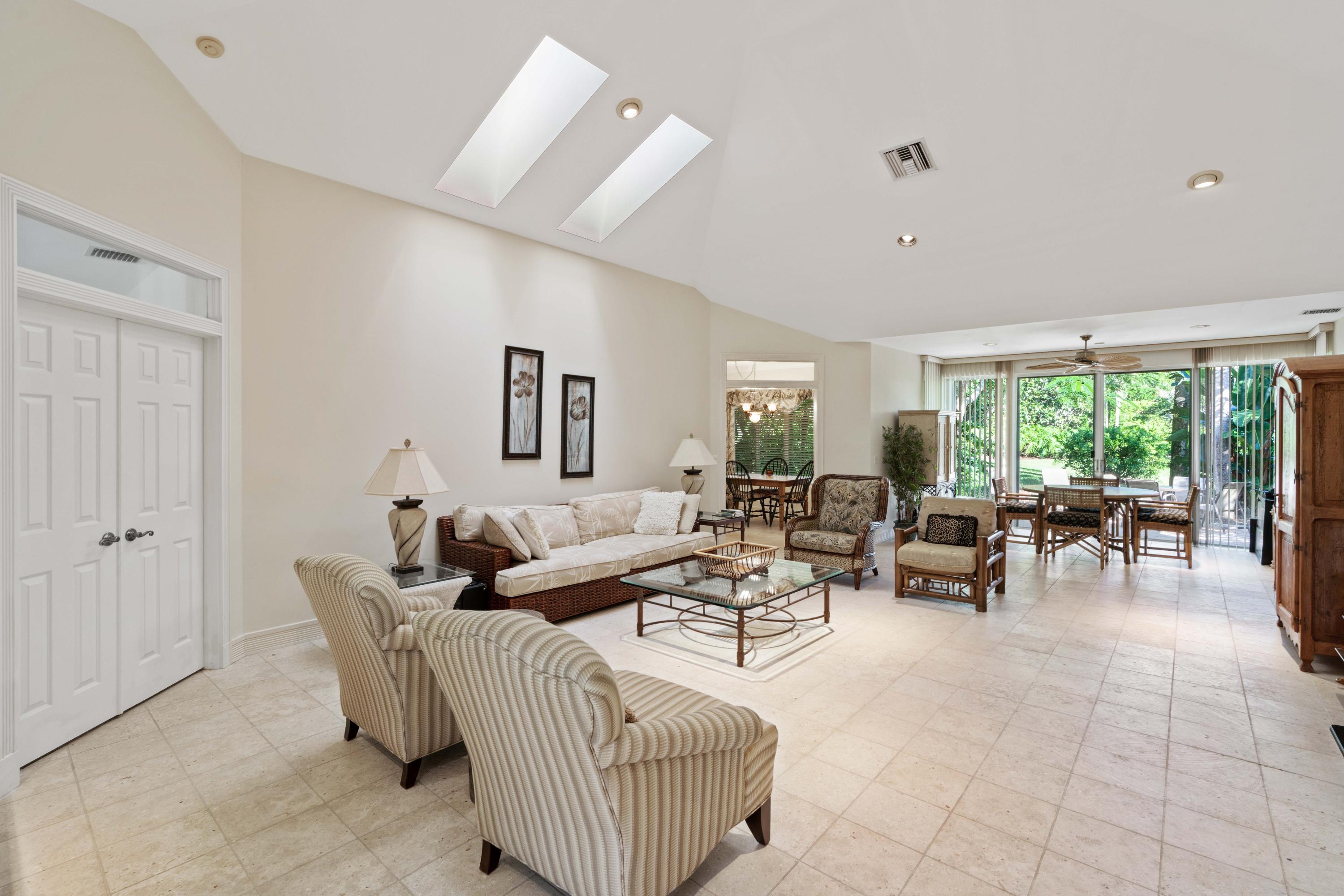 2902 Captains Way Jupiter, FL 33477 - Photo 4 of 31 Living area