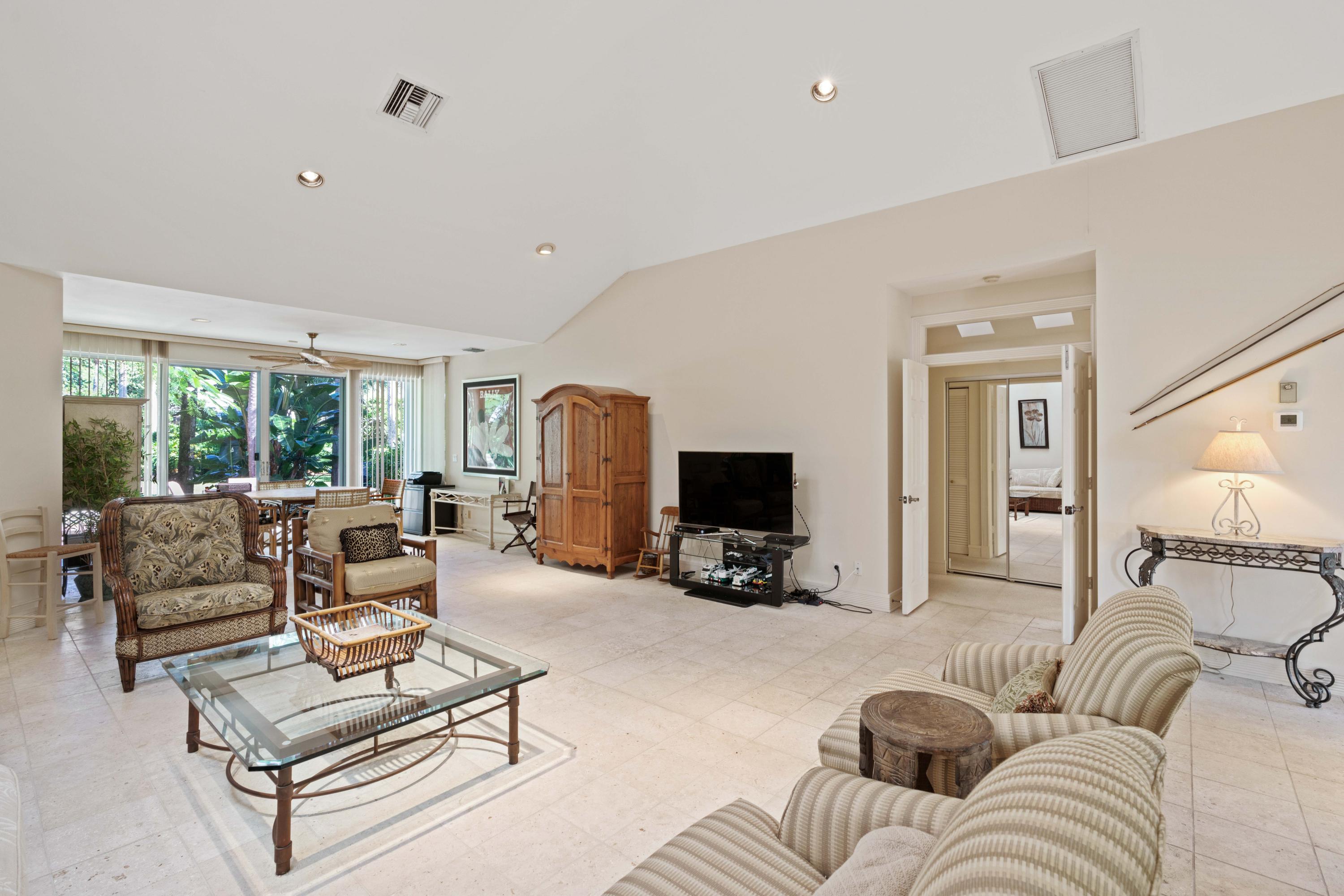 2902 Captains Way Jupiter, FL 33477 - Photo 5 of 31 Living area