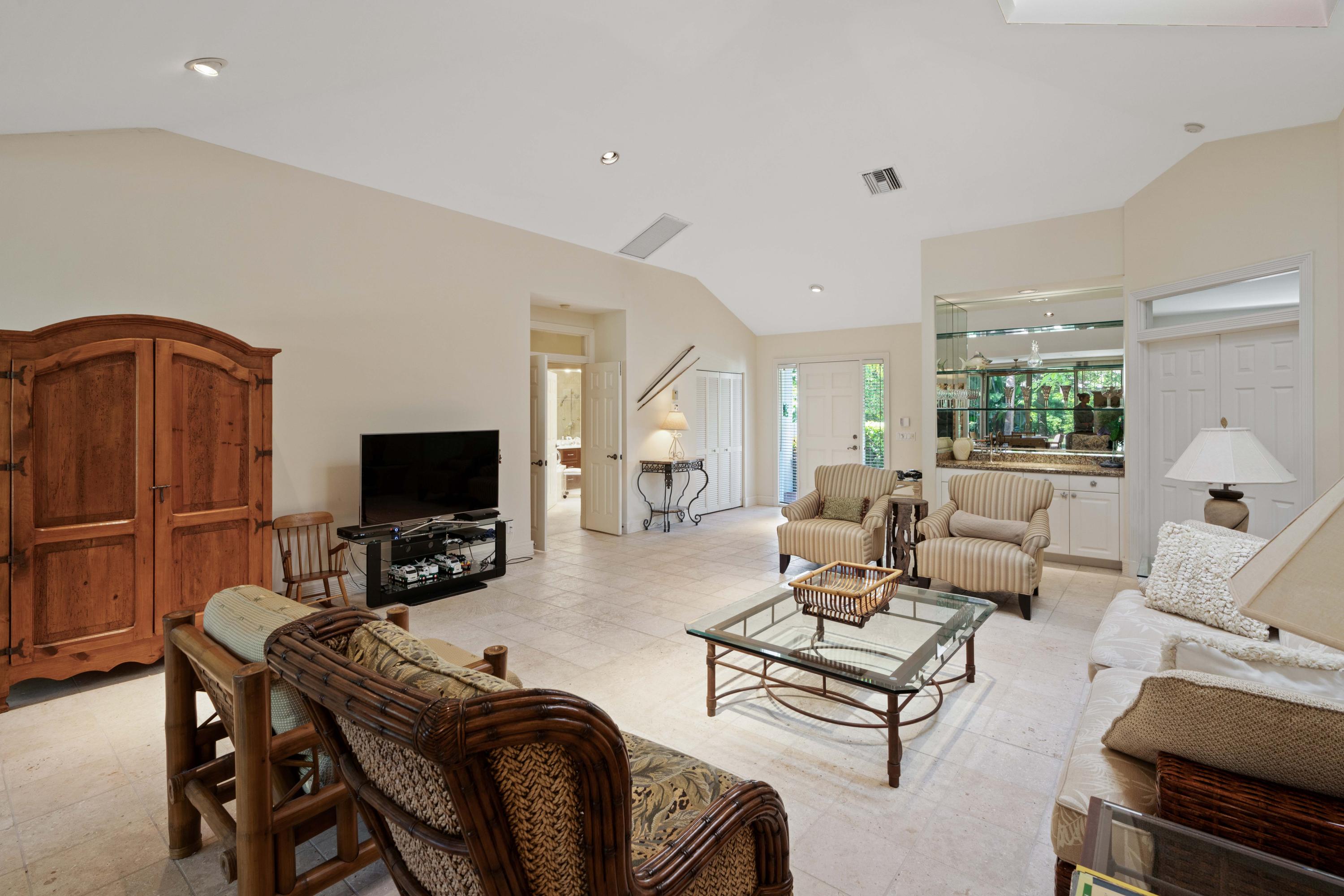 2902 Captains Way Jupiter, FL 33477 - Photo 8 of 31 Living area