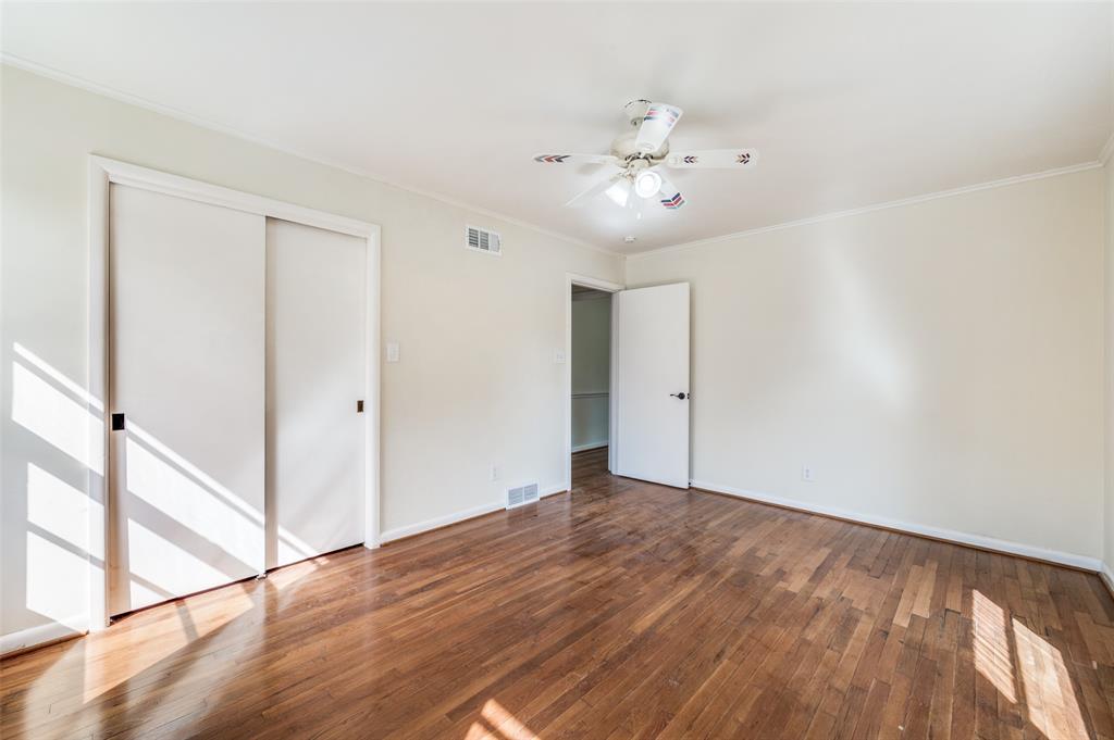 529 Roberts Cut Off Road River Oaks, TX 76114 - Photo 8 of 12 Unfurnished bedroom with hardwood / wood-style floors, crown molding, a ceiling fan, and a closet