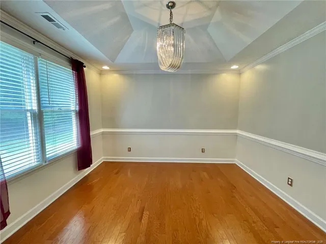 a view of empty room with window