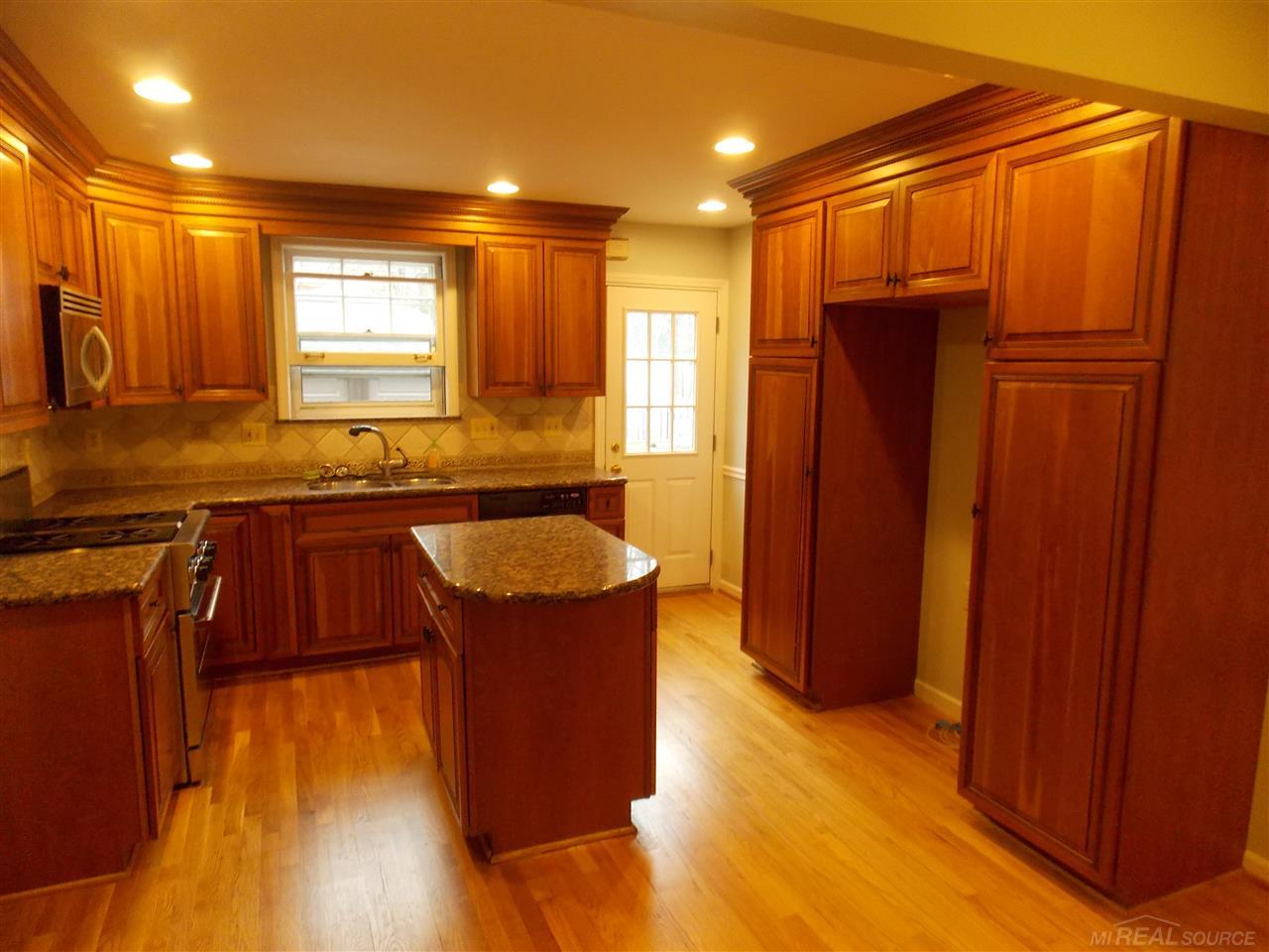330 Merriweather Road Grosse Pointe, MI 48236 - Photo 3 of 21 31316882-2.JPG