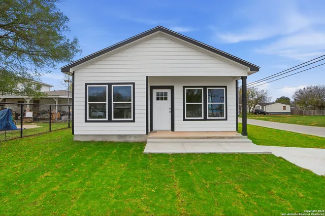 $1,800 | 700 8th Street, Floresville, TX 78114