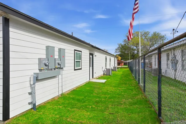 a picture of a room with a book shelf