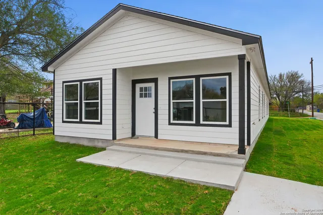 $1,800 | 700 8th Street, Floresville, TX 78114