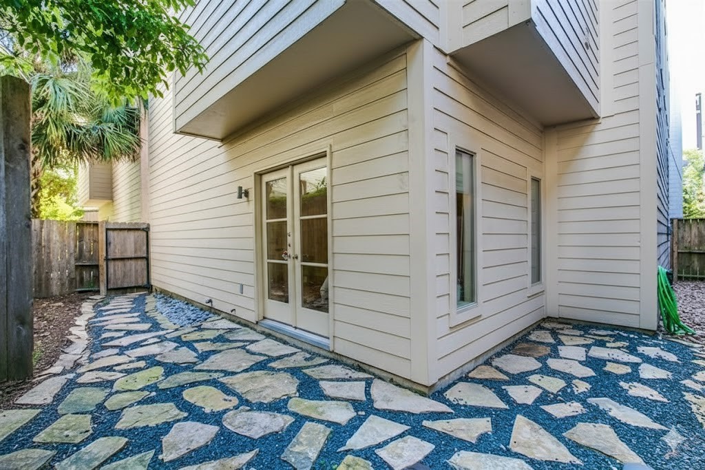1408 Vermont Street, Unit C Houston, TX 77006 - Photo 23 of 23 a view of a house with a door